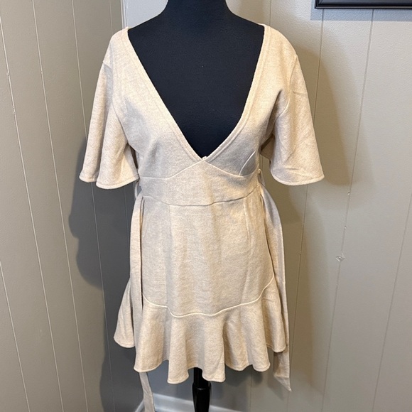 ZC Woman Medium Chic Beige Belted Mini V Neck Dress - Picture 5 of 6